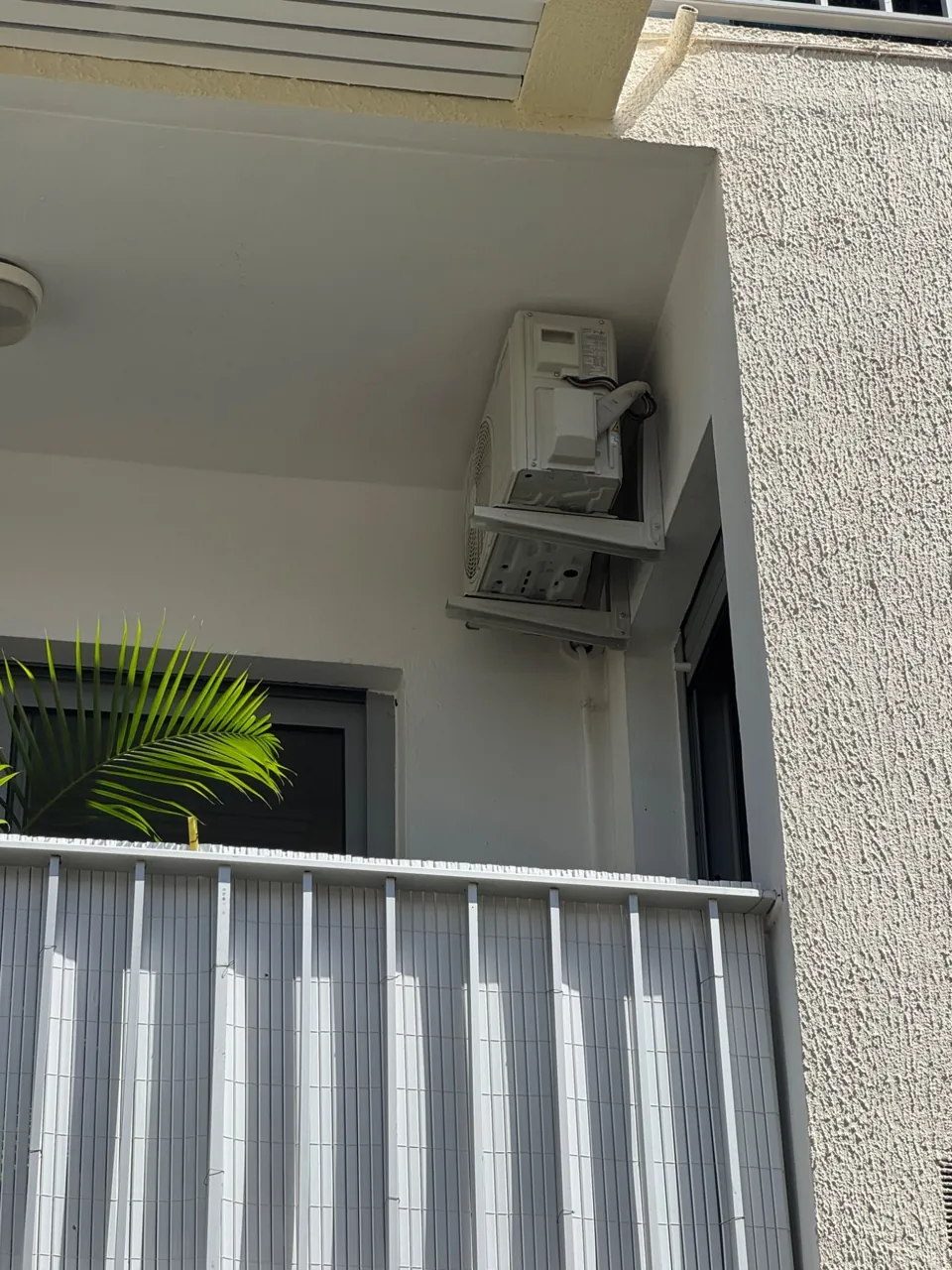 Groupe extérieur de climatisation installé sur un balcon par KLIM-AH