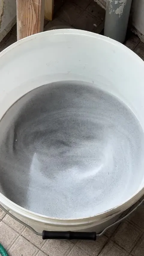 Eau récupérée pendant le nettoyage d’une climatisation par KLIM-AH