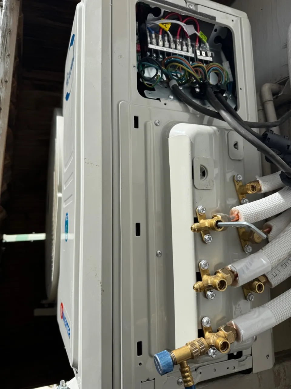 Trois départs frigorifiques sur le groupe extérieur d’une installation tri-split KLIM-AH